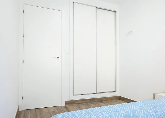 Beautiful Apartment In Cadiz With Kitchen